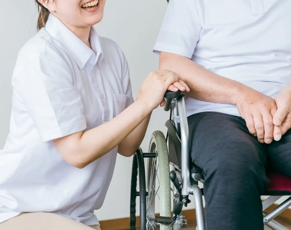 車椅子の患者様と看護師
